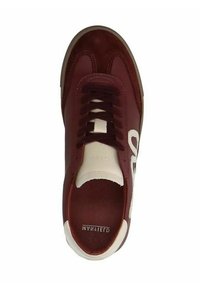 Bordeaux lederen sneakers met witte accenten, platte veters, ronde neus, gladde textuur en gewatteerde tong. Interieur met merklogo.