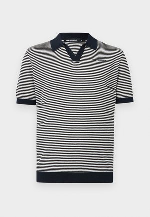 Męska koszulka polo z krótkim rękawem, z czarno-białymi poziomymi paskami, czarnym kołnierzykiem, mankietami i obrębem oraz małym napisem z nazwą marki na piersi.