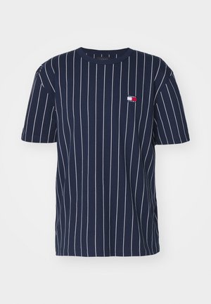 T-shirt bleu marine manches courtes avec fines rayures blanches verticales et petit logo Tommy Jeans sur la poitrine gauche.