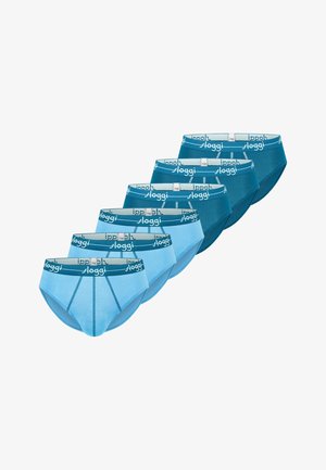 Zes herenslips in verschillende blauwkleuren, in een verspringende rij gerangschikt, elk met een elastische tailleband met het merk "Sloggi" erop.
