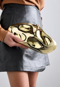 Selecionado, shiny gold coloured