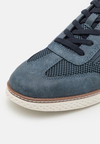 Blaue Wildleder-Sneaker mit Mesh-Einsätzen, runder Zehe und kontrastierender weißer Gummisohle. Mit dunklen Schnürsenkeln und Nähdetails.