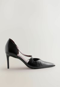 Črne usnjene čevlje s peto, z izrazito konico, izrezanimi stranmi in elegantnim dizajnom. Imajo koničasto stiletto peto.