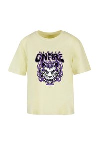 Lys gul bomulds t-shirt med et grafisk tryk af et løvehoved med lilla flammeakenter og sort tekst "ALWAYS ON FIRE."