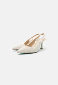 Décolleté bianchi con tacco slingback a punta, adornati con perle decorative, e tacco a blocco metallico. Texture in satin liscia.