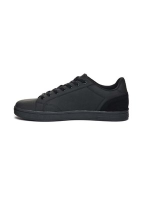 Zapatilla deportiva negra con parte superior de cuero suave, puntera redonda, suela plana, seis ojales y un acento en el talón texturizado. Diseño simple y de corte bajo.
