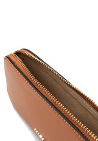 Custodia in pelle marrone con zip dorata. Interno in tessuto beige liscio. I bordi presentano dettagli di cucitura.