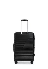 Maleta rígida negra con un diseño de rayas diagonales, mango retráctil plateado, cuatro ruedas giratorias y un asa lateral de transporte.
