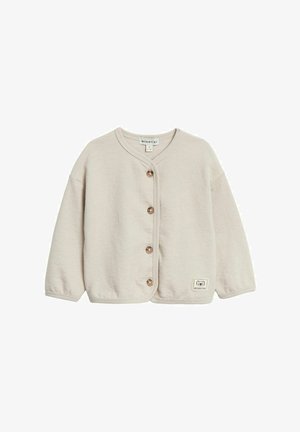 Beżowy kardigan niemowlęcy z długim rękawem, drewnianymi guzikami, okrągłym dekoltem i małą naszywką z logo blisko krawędzi.