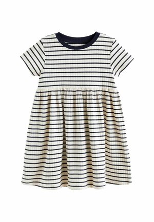 Krótka, biała sukienka z granatowymi poziomymi paskami, o prążkowanej fakturze i marszczonym pasie, przeznaczona dla dzieci.