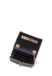 Portafoglio in pelle nera con hardware dorato, dotato di chiusura a scatto, numerosi scomparti per carte e una catena per un facile trasporto.