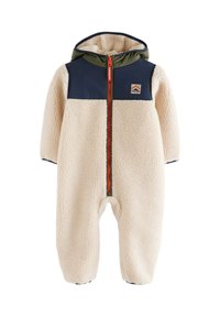 Mono de forro polar en color crema con hombros y capucha en azul marino. Cuenta con una cremallera frontal completa con ribete rojo y parche con logo en el pecho izquierdo.