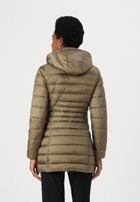 Oliivroheline puffer-jakk horisontaalse õmblusega, kinnitatud kapuutsiga ja keskmise pikkusega disain. Sile tekstuur, kerge konstruktsioon ja sobiv vorm.