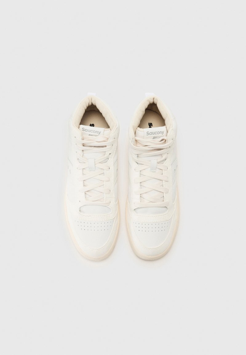 Zapatillas altas blancas con parte superior de cuero suave, con detalles perforados, puntera redonda y cordones planos. Suela de goma con acentos de diseño moderno.