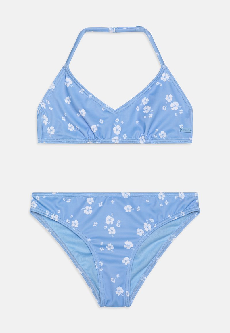 Světle modrý bikinový set s trojúhelníkovým topem a odpovídajícími kalhotkami, zdobený bílými květinovými vzory. Vyrobeno z hladkého, pružného materiálu.