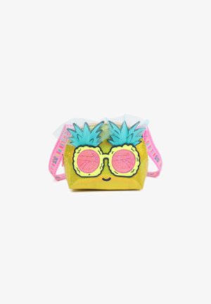 Borsa a tracolla glitterata gialla a forma di ananas, con fogliame teal, occhiali da sole rosa e una tracolla rosa con testo colorato.