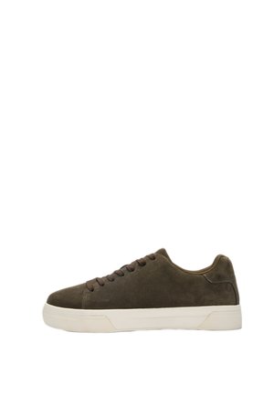 Baskets basses en daim vert foncé avec lacets marron et semelle en caoutchouc blanche, vues de profil sur fond blanc.