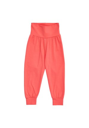 Pantalon taille haute corail rose avec une large ceinture, tissu froncé sous la taille, jambes fuselées et poignets côtelés aux chevilles.