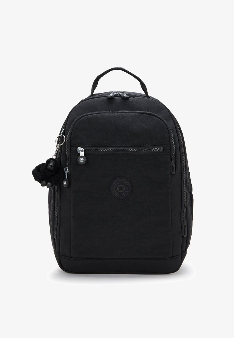 Sac à dos noir avec deux compartiments zippés, texture en tissu, une figurine de singe en porte-clés et un logo circulaire à l'avant.