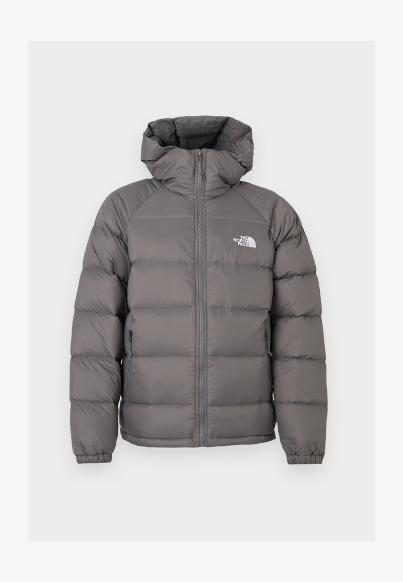 Pelēks pūķa mētelis ar kapuci, ar rāvējslēdzēju un elastīgiem piedurkņu galiem. Tam ir quilted dizains un logo kreisajā krūtīs. Mīksts, siltumizolējošs materiāls.