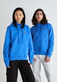 Tommy Jeans BADGE HOODIE UNISEX - Jersey con capucha - meridian blue
