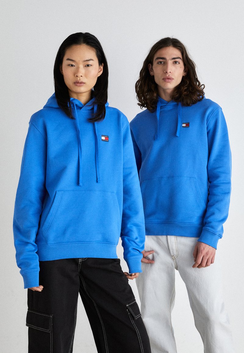 Tommy Jeans BADGE HOODIE UNISEX - Jersey con capucha - meridian blue