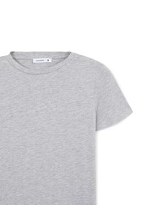 T-shirt a maniche corte grigio realizzato in tessuto morbido, con scollatura a girocollo e un design semplice e texturizzato. Etichetta: Terranova, taglia S.