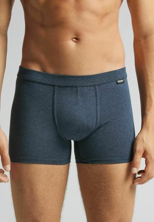 Männer Dark Blue Boxer Briefs aus weichem Material, mit einem glatten Bund, sichtbaren Nähten und einem konturierten Pouch-Design.