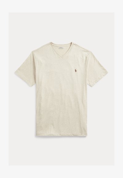 Beidzot krēmkrāsas V veida kakla T-krekls, kas izgatavots no mīksta kokvilnas maisījuma. Īsas piedurknes, mūsdienīga fit, ar mazu logo akcentu kreisajā krūtī. Gluda tekstūra.