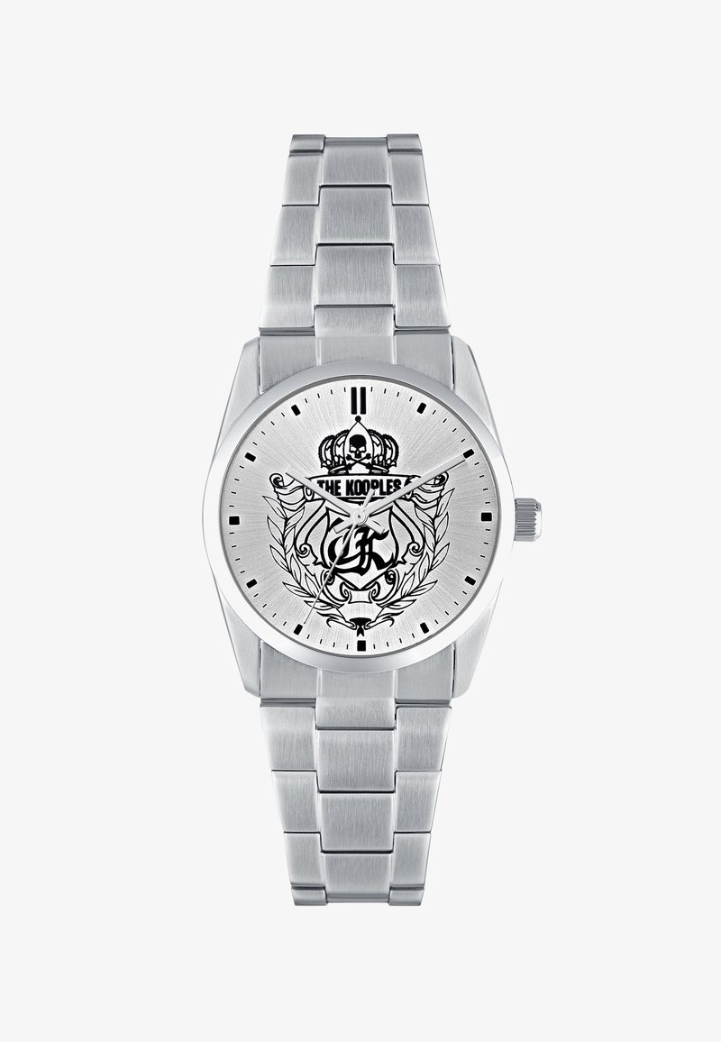 Nerūsējošā tērauda pulkstenis ar apaļu korpusu un sudraba teksturētu ciparnīcu, apvienojot melnu kroni un skeleta dizainu, sudraba rādītājus un saiti.