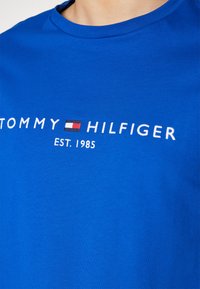 Tommy Hilfiger LOGO TEE - T-shirts med print - navy