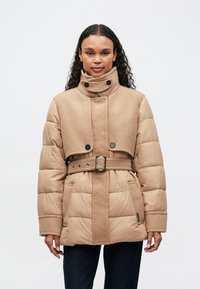 Chaqueta de plumas beige con una parte superior de mezcla de lana, cuello alto, cierre de doble broche, cintura ceñida y sección inferior acolchada. Presenta bolsillos laterales.