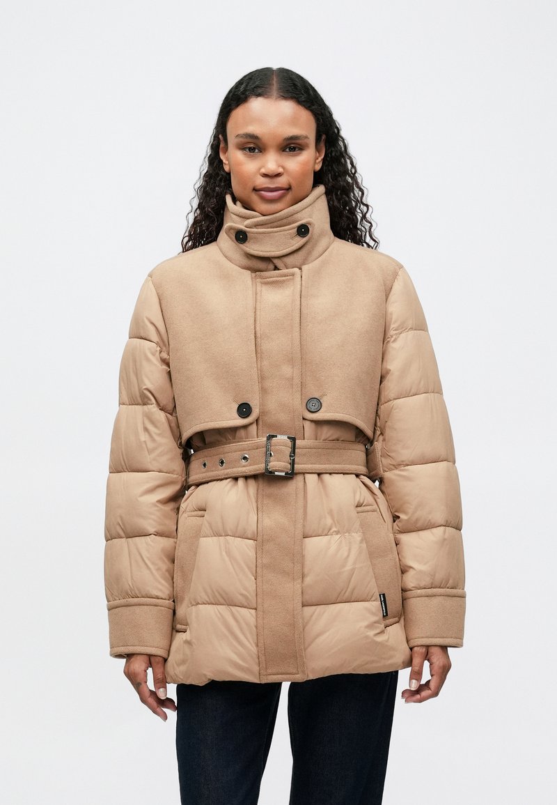 Chaqueta de plumas beige con una parte superior de mezcla de lana, cuello alto, cierre de doble broche, cintura ceñida y sección inferior acolchada. Presenta bolsillos laterales.