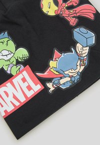 Czarna koszulka z tkaniny z kolorowymi postaciami z kreskówek: Hulk, Iron Man i Thor, z wyraźnym białym logo "MARVEL" w czerwonym prostokącie.