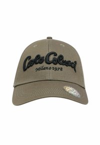 Khakifarbene Baseballmütze mit gesticktem schwarzen Schreibschrift-Text "Carlo Colucci Milano 1978." Verfügt über sechs Belüftungsöffnungen und ein abgerundetes Schild.