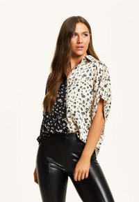 Liquorish HEART PRINT WITH SHORT SLEEVES - Button-down blouse - black beige
