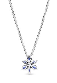 Collana in argento con pendente a forma di fiore, dotata di accenti in smalto blu e una pietra centrale, che mostra un design raffinato e intricato.