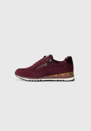 Sneakers bordeaux con tomaia in suede testurizzata, chiusura laterale con zip e una finitura in sughero sulla suola, dotate di una intersuola bianca imbottita.