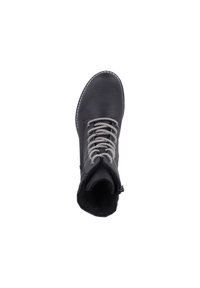 Botte en cuir noir avec un bout rond, des coutures blanches et des lacets en corde gris. Tige courte avec une fermeture éclair sur le côté. Fini texturé.