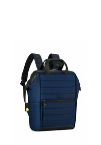 Zaino blu navy con texture imbottita e cuciture verticali, dettagli neri, doppi manici e spallacci regolabili, con una tasca anteriore con zip.