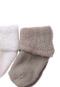 Zwei Paare von Knöchelsocken: ein weißes Paar mit einem strukturierten, gerippten Bund und ein graues Paar mit einem ähnlichen Bündeldesign, beide aus weichem Stoff.
