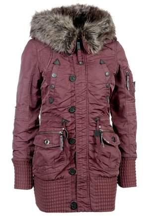 Veste d'hiver bordeaux avec grand col en fausse fourrure, fermeture à boutons et fermeture éclair, poches avant avec boutons, et poignets et ourlet en tricot.