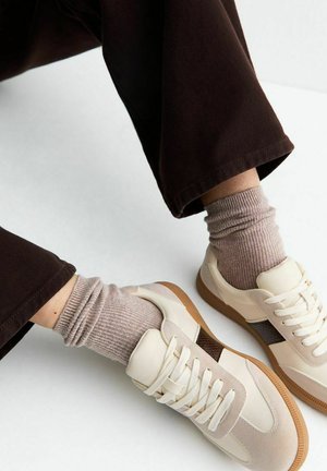 New Look, SNAKE EMBOSSED PANEL TRAINERS - Sneakers laag - brown pattern