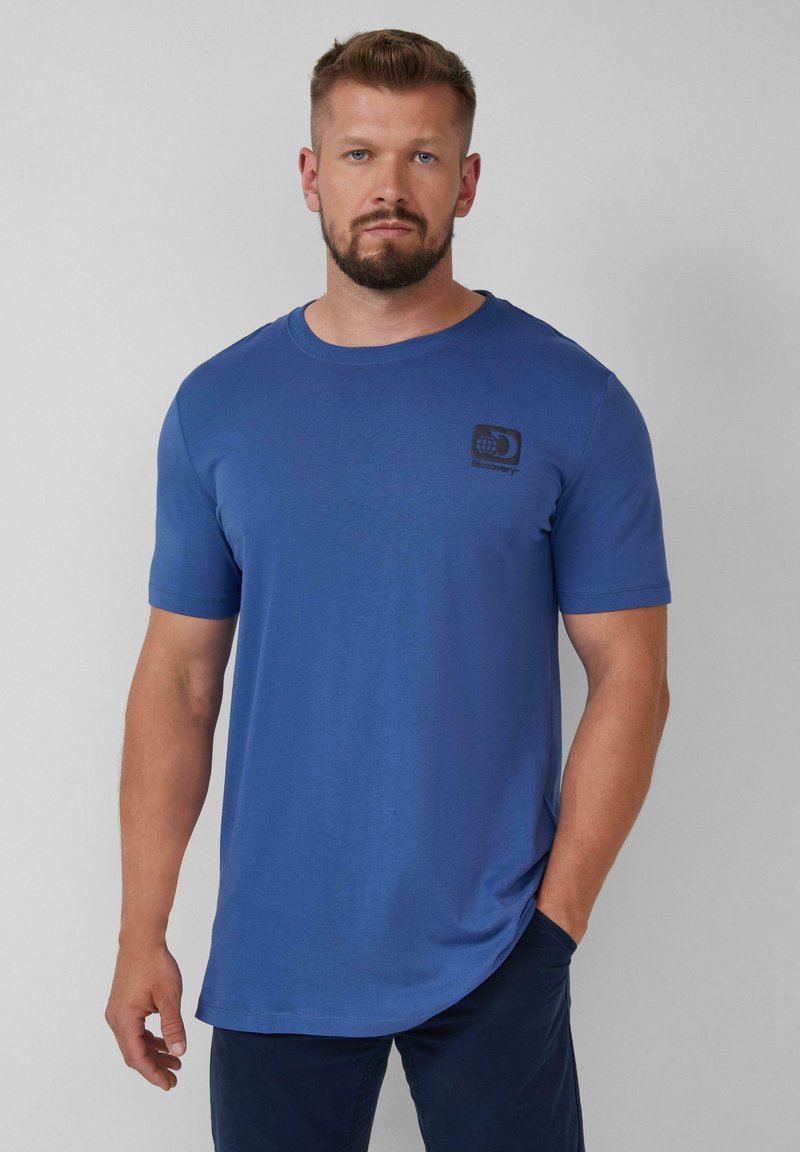 Blauw T-shirt met korte mouwen, gemaakt van gladde stof, met een ronde hals en een klein zwart logo op de borst, gepresenteerd in een neutrale omgeving.