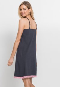 bonprix SPAGHETTI - Camicia da notte - grau rosa