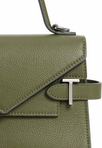 Borsa a mano verde in pelle con finitura testurizzata, pattina angolata e hardware in tonalità argento con manico ad anello.