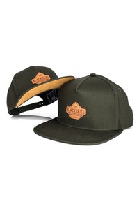 Mörkgrön snapback-kapa med platt skärm, utrustad med en ljusbrun läderpatch som säger "BLACKSKIES" och en kontrasterande orange insida.