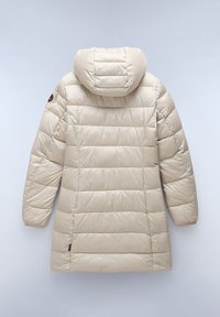 Chaqueta de plumón beige con capucha, con secciones acolchadas horizontales, textura suave y detalle de logo en el costado. Material suave y liviano.