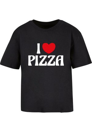 Crna pamučna majica s odvažnim bijelim grafičkim tekstom "Volim PIZZU" s crvenim srcem. Kratki rukavi, okrugli izrez, opušteni kroj.