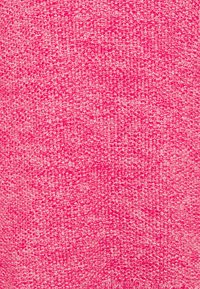 Gros plan sur un tissu tricoté rose avec un motif texturé et entrelacé ainsi qu'une petite bordure côtelée en bas.